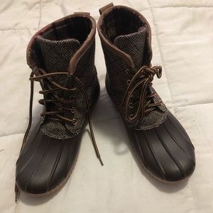 Women’s duck boots size 7